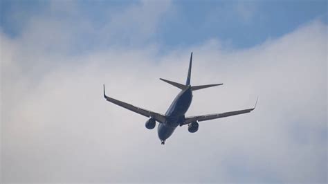 It includes flight tracking information, origins and destinations, flight numbers, aircraft types, positions, altitudes, headings and speeds. FLIGHT RADAR 24 VS REAL FLIGHT - YouTube