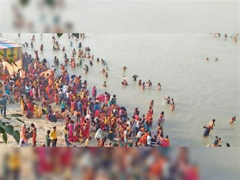 त्रिवेणी संगम में श्रद्धालुओं ने लगाई डुबकी Devotees Take A Dip In Triveni Sangam Dainik Bhaskar