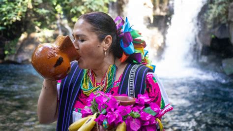 Ritual Y Desfile De Aguadoras Llena De Color Las Calles De Uruapan