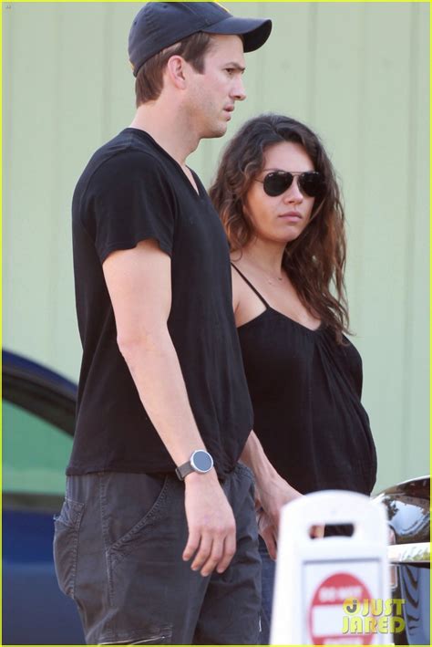 pregnant mila kunis and fiance ashton kutcher satisfy her cravings at suncafe photo 3196135