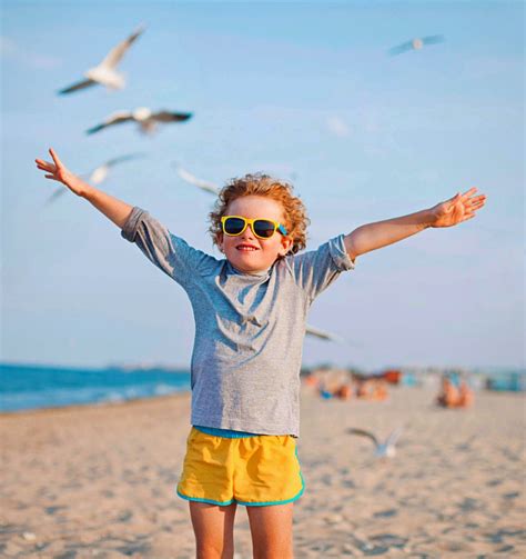 8 Cosas Que Debes Llevar A La Playa Con Niños Verano 2023 Children