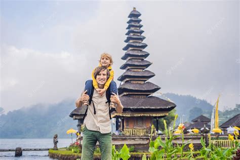 Papá E Hijo En El Fondo De Pura Ulun Danu Bratan Bali Templo Hindú