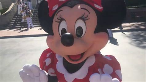 Minnie Mouse Loves A Good Close Up Disneyland Youtube