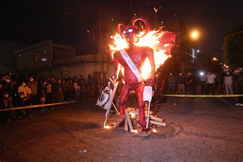Quema Del Diablo Así Celebran Los Guatemaltecos En Tiempo De Pandemia