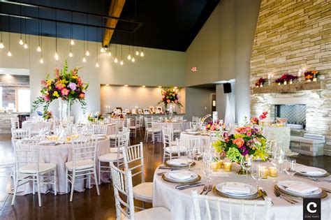 20 beautiful spring wedding bouquets with timeless style. coral wedding flowers | Bouquets of Austin