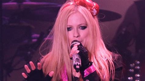 Avril Lavigne Doing A Lot Better After Lyme Disease Cnn