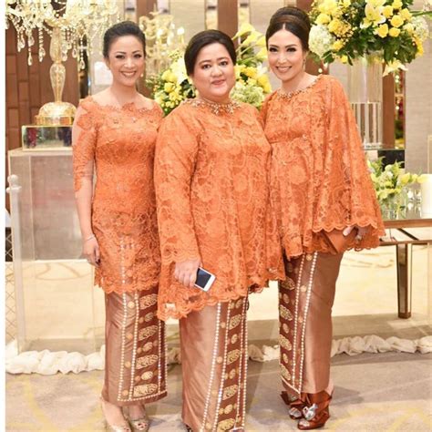 Tidak semua orang yang berwajah bulat, lehernya juga ikut gemuk. Model Kebaya 2019 Untuk Orang Gemuk Agar Terlihat Langsing ...