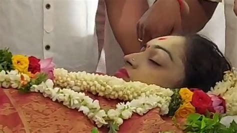 Spandana Vijay Raghavendra Cremated In Bengaluru As Fans Friends Bid Adieu To Actor Oneindia News
