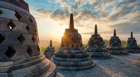 Mitos Sentuh Arca Di Dalam Pagoda Candi Borobudur Bisa Kabulkan