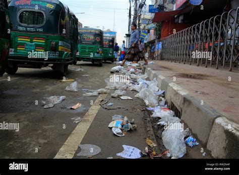 Contaminación Plástica Sobre Road Dhaka Bangladesh Fotografía De