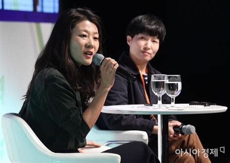 본 트윗 알티해주신 분들 중 작가 사인본으로 두 권을 팔로워1분 팔로워 외 1분께 드려요!pic.twitter.com/gr1ok77qx9. 포토 강연하는 김하나-황선우 작가 - 아시아경제