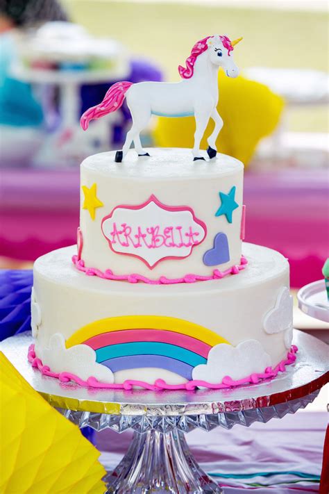 A delicadeza que já é marca registrada da @ninabisou nas caixinhas feitas em scrap! Kara's Party Ideas Rainbow Unicorn Birthday Party