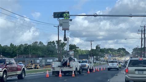 Crews Install New Traffic Signal On S Broadway Avenue In Tyler