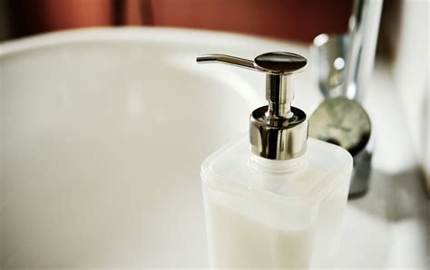 Tapi, harus diingat yang digunakan hanya sabun mandi cair ya. Sabun Cair: Cara Pembuatan, Harga dan Merk-Merk Sabun ...