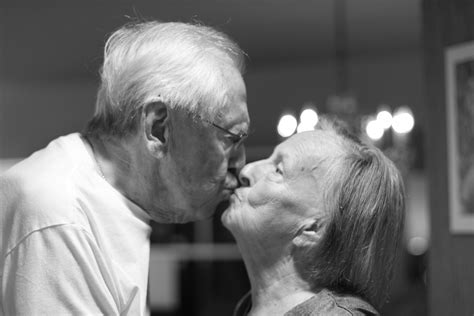 Old Couple Kissing Vieux Couple Qui S Embrasse Kissing Couples Old