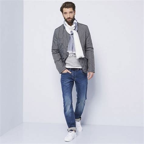 Si ritiene che scegliere i vestiti per i ragazzi sia molto più facile che sceglierei capi. vestiti-casual-uomo-jeans-maglione-giacca-invernale-sciarpa-bicolore-scarpe-da-ginnastica-capelli