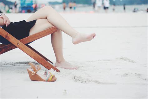 무료 이미지 손 바닷가 모래 사람들 소녀 여자 피트 휴양 다리 좌석 의류 레이디 여가 시즌 인간의 몸 옥외 기분 전환 의지 샌들 대퇴골