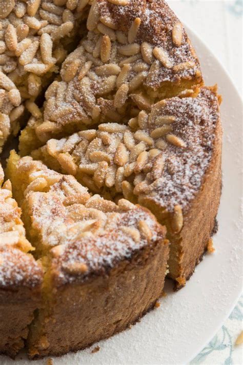Sie finden dort einige klassiker sowie schokoladencremetorte, apfeltorte und schokoladenkuchen. Paleo Zitronenkuchen mit Pinienkernen | Rezept | Zitronen ...
