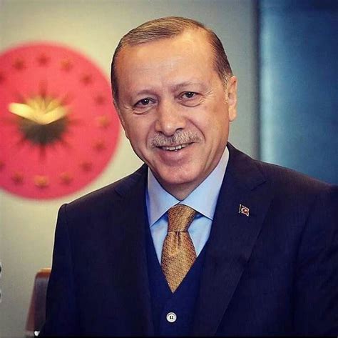 Hayatının büyük bir bölümünü i̇stanbul'da geçirdi ve ilkokul yıllarında cep harçlığı için şeker satmaya başladı. Recep Tayyip Erdoğan | Başkanlar, Dualar