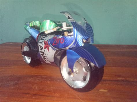 Kaleng minuman yang sudah memiliki desain kemudian disulap jadi miniatur vespa yang unik. Langkah-langkah/Cara Membuat Miniatur Motor MotoGP dari ...