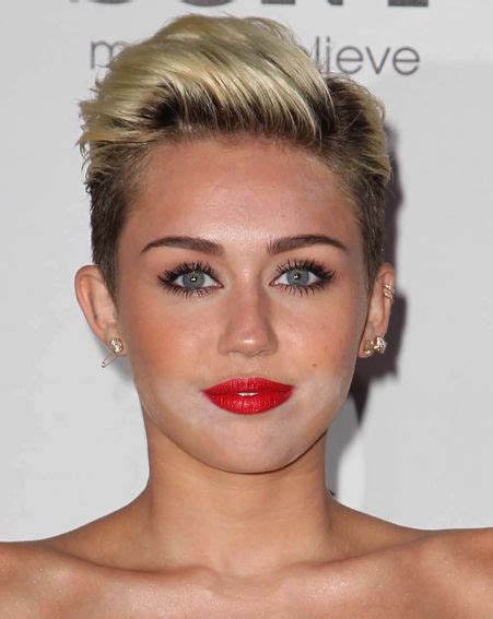 Miley Cyrus Tongue Licked Off Her Makeup Keen Observers Of Reddit Say