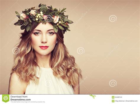 Bella Donna Bionda Con La Corona Del Fiore Sulla Sua Testa Fotografia Stock Immagine Di
