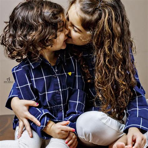 Sister Kisses 😘👭 Photography Inspiration Couple Photos Photography