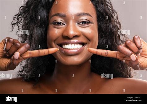 Gerne Schwarze Frau An Ihrem Perfekten Weißen Zähne Zeigen Stockfotografie Alamy