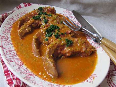 Langues- de - porc -sauce-charcutiere 640x480