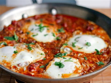 Tortilla de patatas o francesa, huevos rellenos, fritos, escalfados el huevo es uno de los productos más versátiles y utilizados en la cocina mediterránea. Serious Entertaining: Israeli Breakfast | Serious Eats