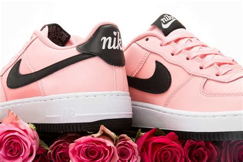 Additional tributes include a small heart icon in the style's altered nike air branding, as well as an adorable palette of hues featuring university red and tulip pink. Nike traz Air Force 1 Rosa para o Valantine's Day - O Cara ...