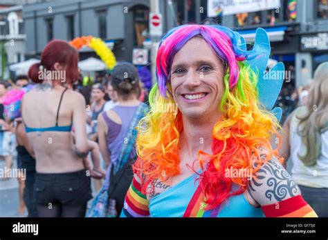 participant gay pride rainbow parade banque de photographies et d images à haute résolution alamy
