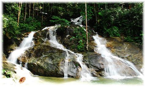 There was a stall by the entrance where you could buy drinks and packed food. Kancing Waterfalls ~ Places to Visit in Kuala Lumpur