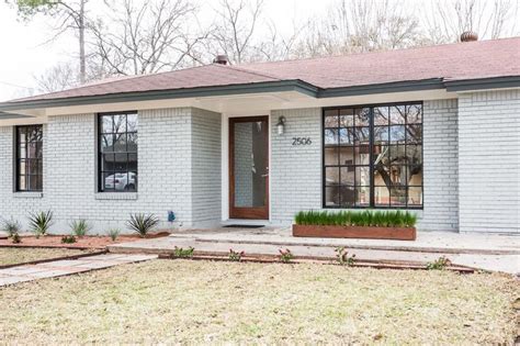 Paired with wood, it makes a a red brick walk might look stunning against your stucco house. Pin by Kimmy on Architecture | Modern farmhouse exterior ...