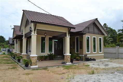 Rumah teras bertingkat asia tenggara tidak jauh berbeda dengan rumah teras bertingkat versi inggris di mana area aktivitas dipusatkan di lantai bawah sebelah depan dan lantai atas, sedangkan dapur ada serahkan saja pada para ahli desain interior kami. Rumah Teres Setingkat Cantik - Design Rumah Terkini