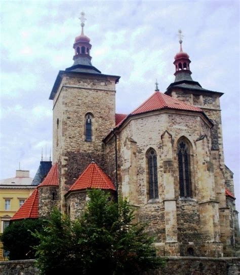 Vyšehrad se rozkládá něco málo přes 3 km jihovýchodně od pražského hradu na pravém břehu vltavy.pankrácká pláň o nadmořské výšce kolem 230 m v těchto místech vybíhá k severozápadu přibližně 600 m dlouhou ostrožnou, vklíněnou mezi řeku vltavu a údolí potoka botiče. Kostel sv. Štěpána - Kouřim - Česko | Barcelona cathedral ...