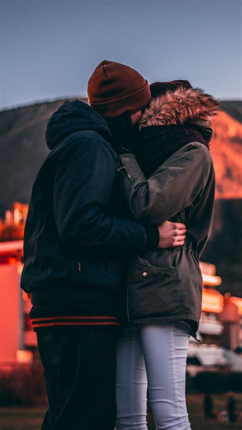 couple hugging wallpapers top free couple hugging backgrounds wallpaperaccess