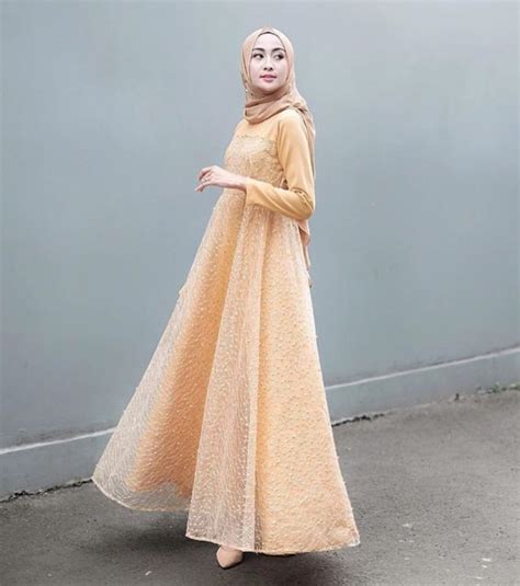 Maka pilihan yang pas adalah baju dress brokat ini digunakan untuk menghadiri acara pesta terbaru. 8+ Inspirasi Kebaya Lamaran Modern untuk yang Berhijab ...