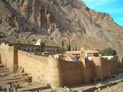 اسوان اسمها المصرى القديم كان سوينيت معناه السوق ، المدينه كانت مشهوره بحركتها التجاريه بين مصر و بلاد النوبه و السودان.بعد استيلاء العرب على مصر بقت تابعه لاقليم القوصيه و بعدين لولاية جرجا و بعدين لمديرية. صور السياحه في مصر , اشهر الاماكن السياحية في مصر - صبايا كيوت