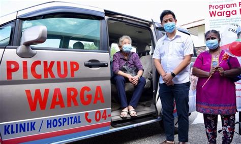 Akan ada beberapa doktor yang menghadiri pesakit di hospital. Program Pick-up Emas tawar perkhidmatan percuma buat warga ...