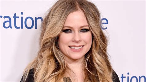 Avril Lavignes Rare Bathroom Snapshot Sparks Reaction Hello