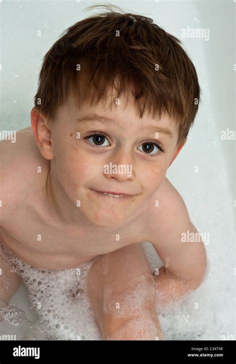 kleiner junge sitzt in der badewanne stockfotografie alamy