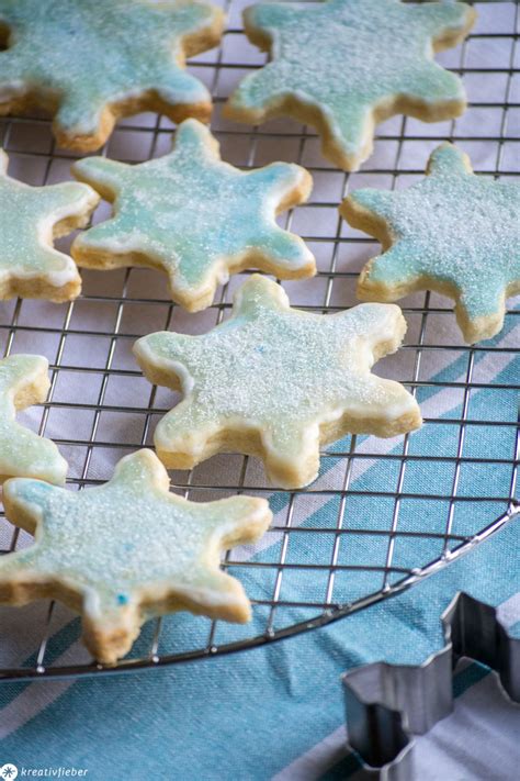 Der mikrowellenkuchen ist super schnell gemacht und man braucht nur zutaten die man. Schneeflocken-Kekse mit Aquarelleffekt | Kekse ...