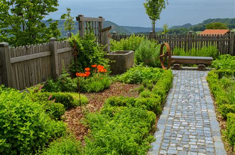 Kräutergarten ist ein garten oder gartenteil, der speziell für küchenkräuter, würzkräuter oder heilkräuter angelegt wurde. Omas Kräutergarten Foto & Bild | outdoor, natur ...