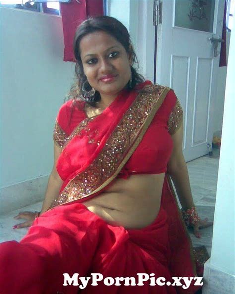 Indian Horny Calcutta Aunty Showing Her Nude Big Boobs Without Bra In
