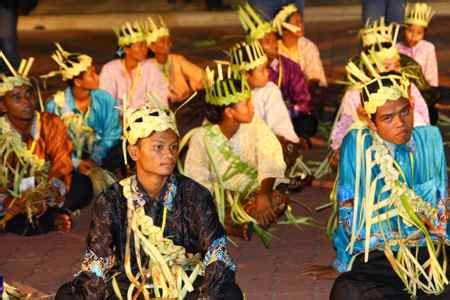 Orang asli is the term for the malayan peninsula's tribal communities which are descended from the australoid people who already inhabited the area long before the arrival of. easynomad@malaysia: Culture & Heritage - People