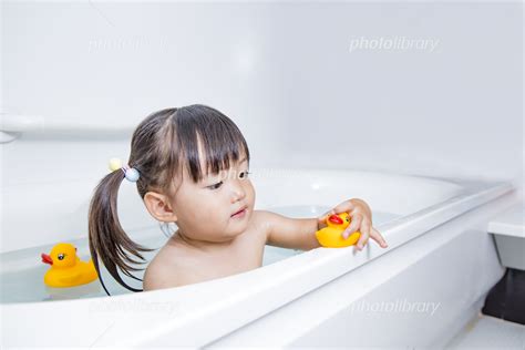 1人お風呂に入る幼い女の子 育児 成長 自立 入浴 衛生 清潔イメージ 写真素材 5816862 フォトライブラリー Free