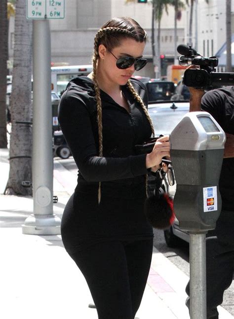 One Day Two Omg Booties Khloe And Kim Kardashian Face Off In La Booty