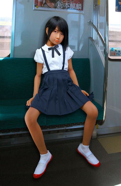 電車で開脚 ドールの裕美子ちゃん