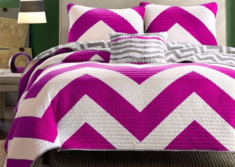 4pc pink zig zag reversible chevron bedspread coverlet w matching shams and pillow queen size